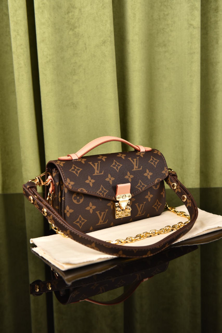 LV Pochette Metis East