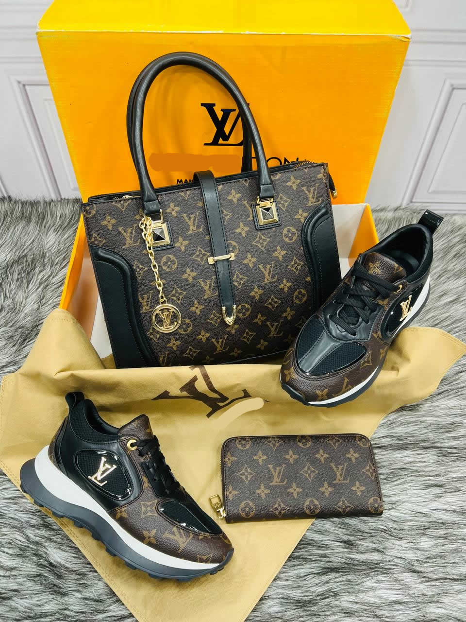 New shoe bag sets with LV pattern