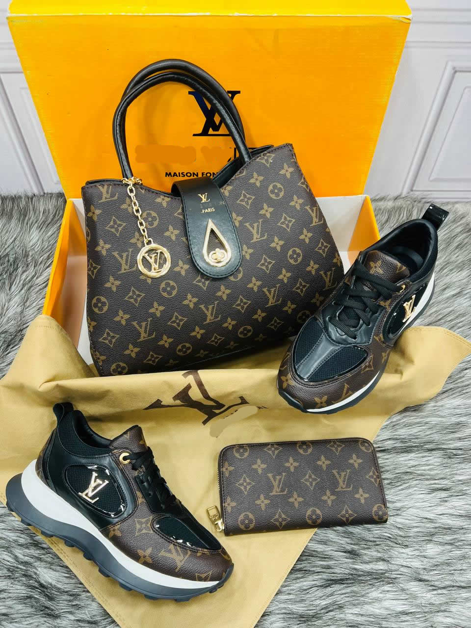 New shoe bag sets with LV pattern