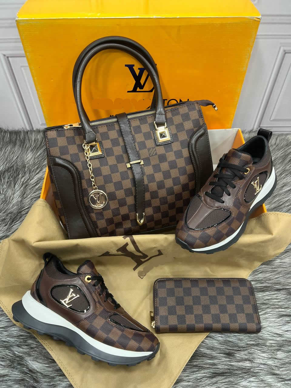 New shoe bag sets with LV pattern