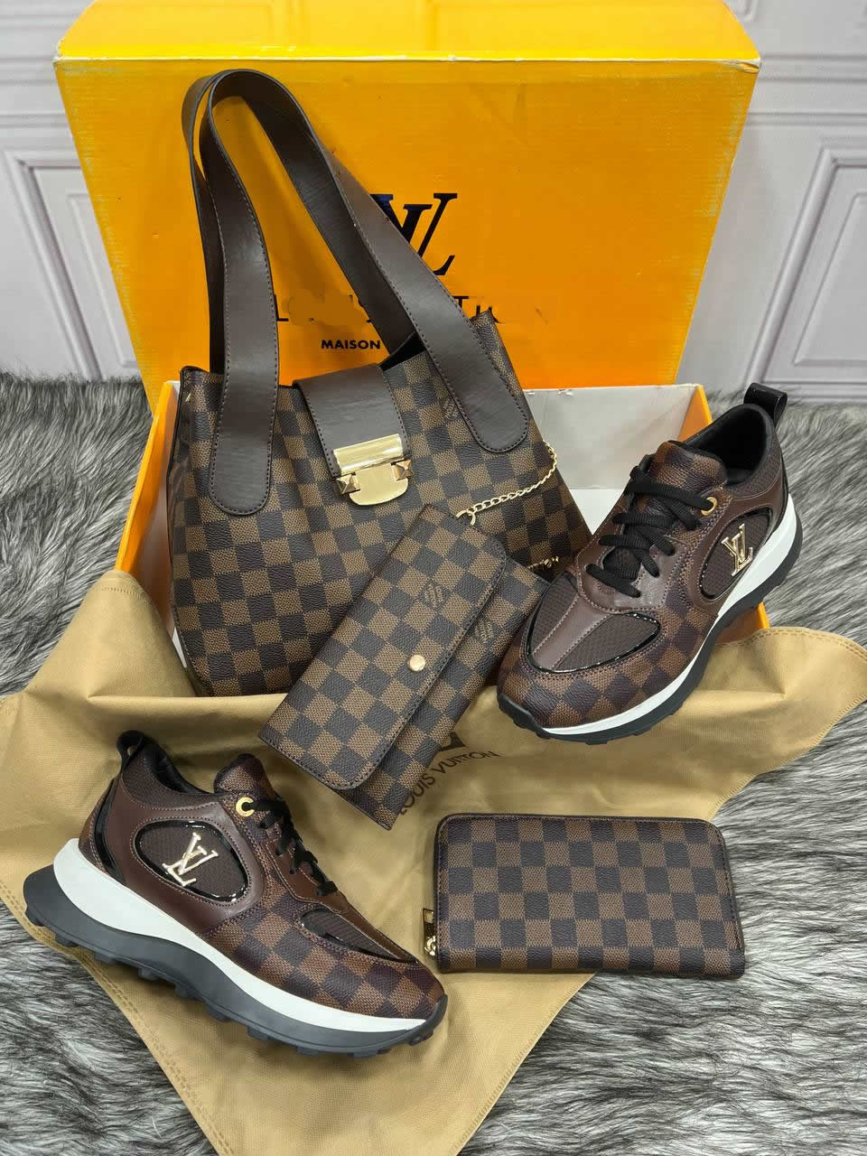 New shoe bag sets with LV pattern