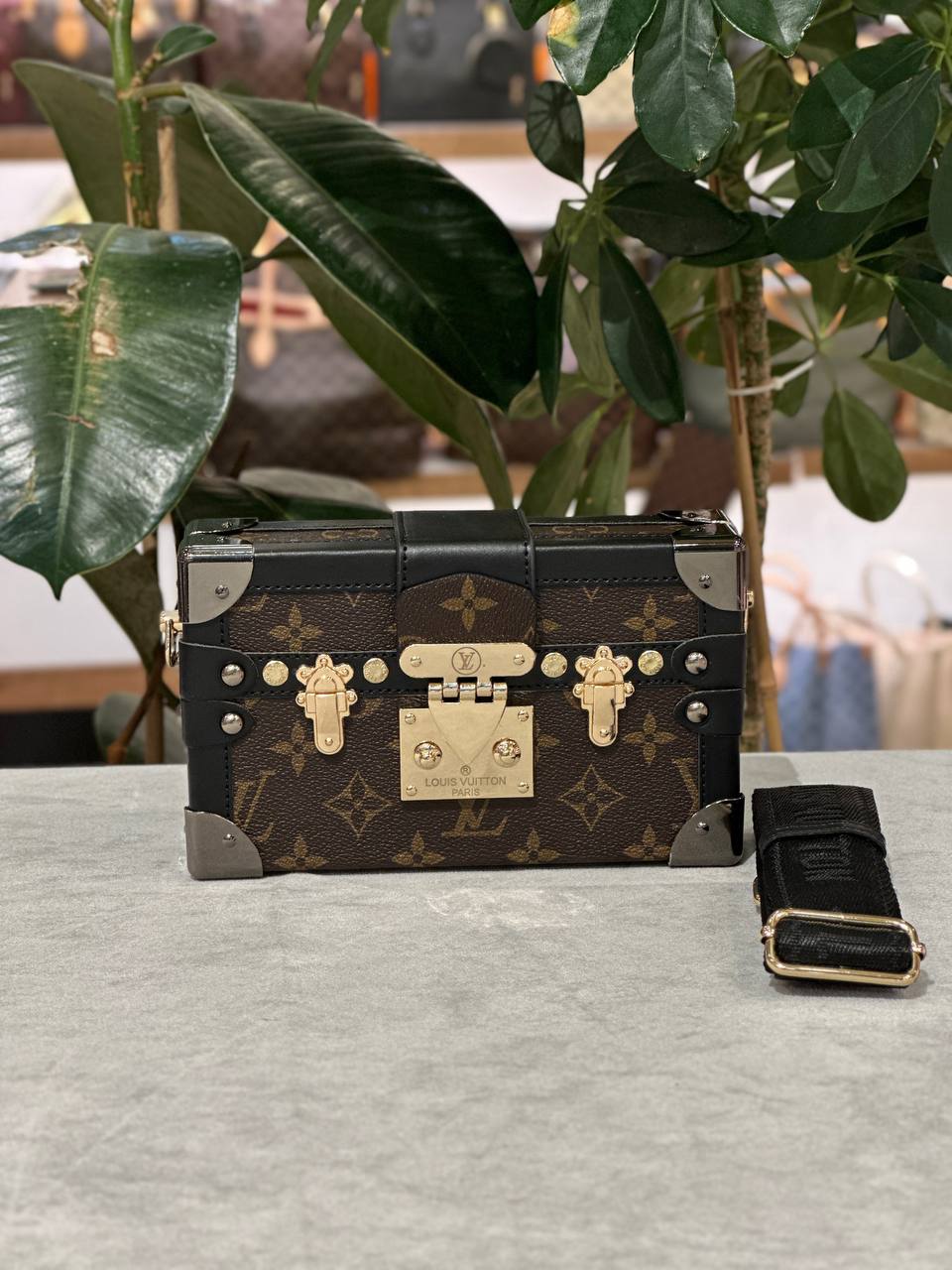 LV PETITE MALLE