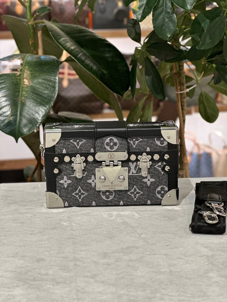 LV PETITE MALLE