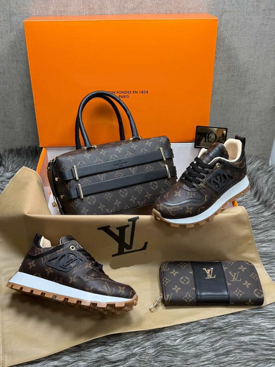 Shoe bag set with LV logo on the side
