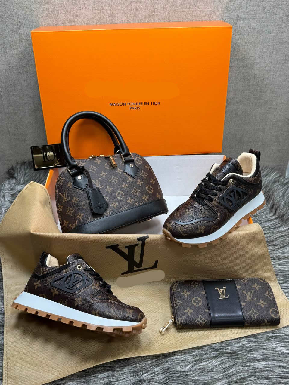 Shoe bag set with LV logo on the side