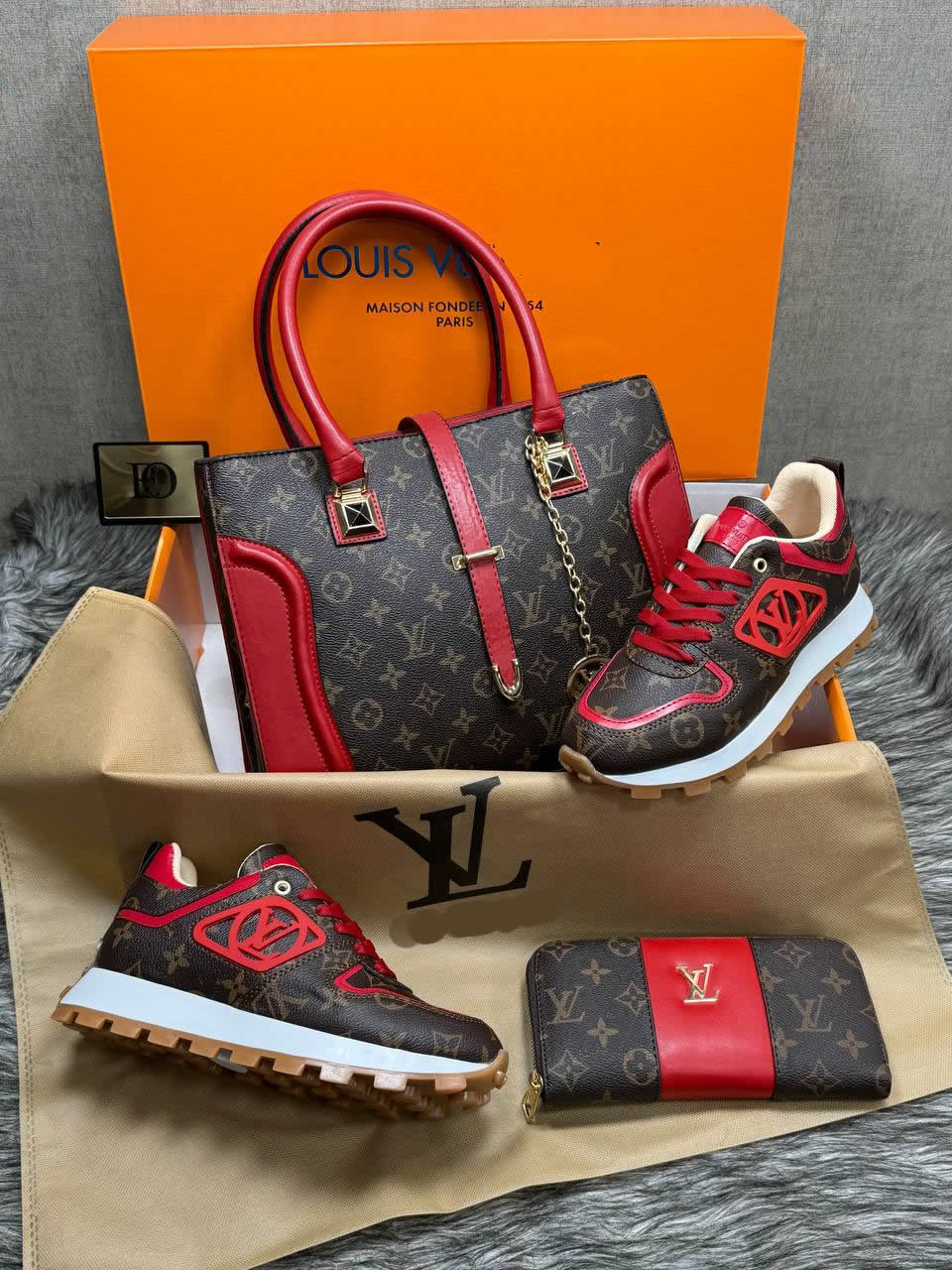 Shoe bag set with LV logo on the side