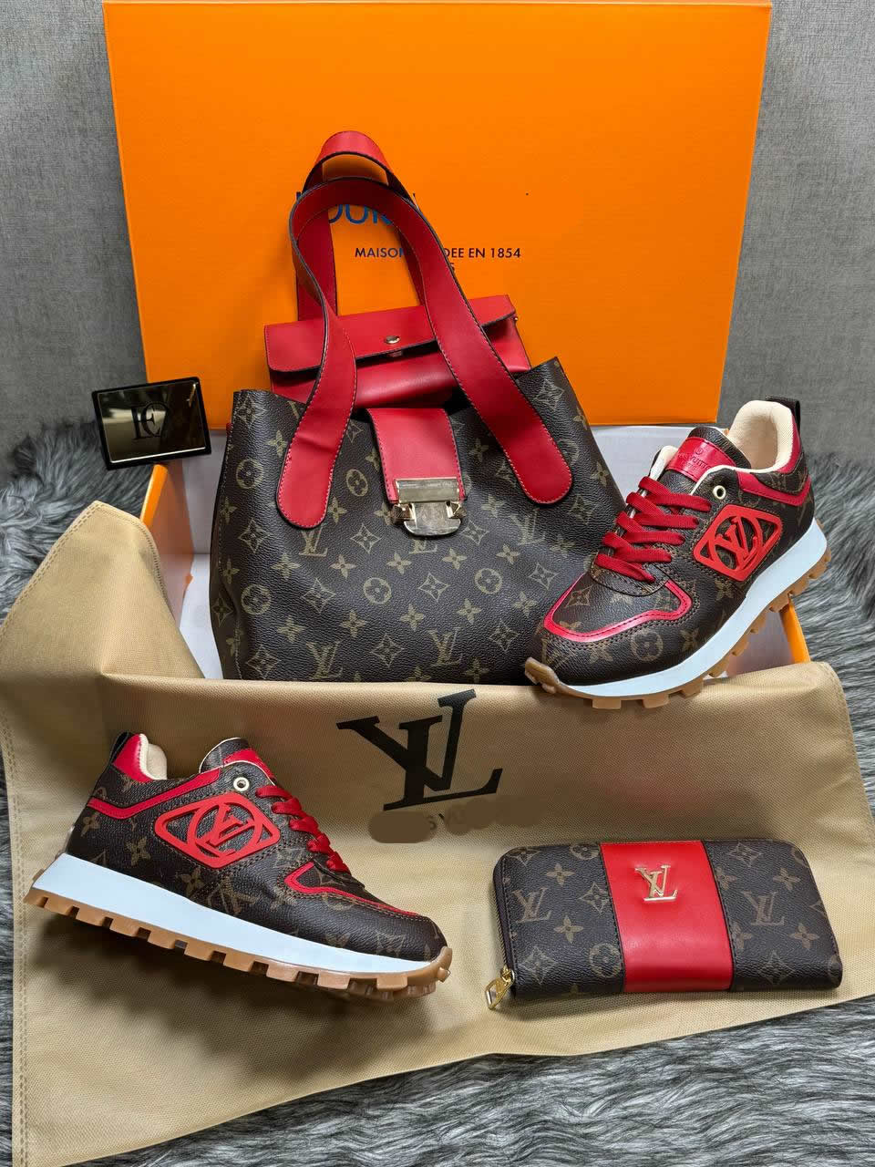 Shoe bag set with LV logo on the side