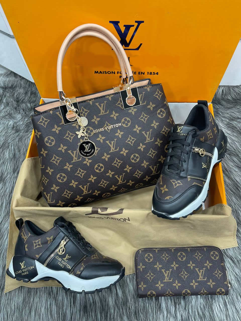 side zipper LV sneaker bag set