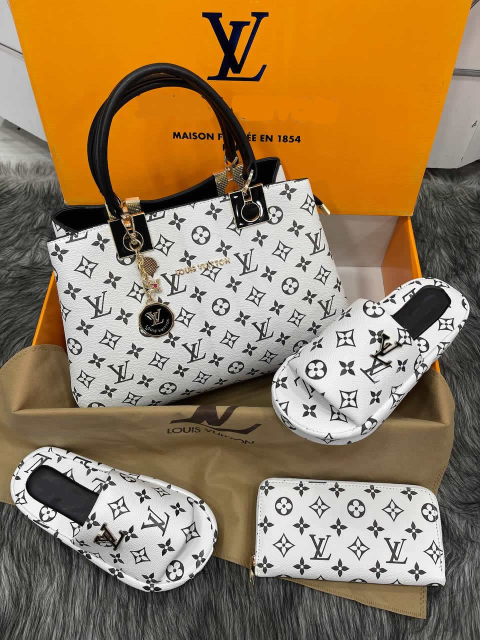 LV white slipper combination set