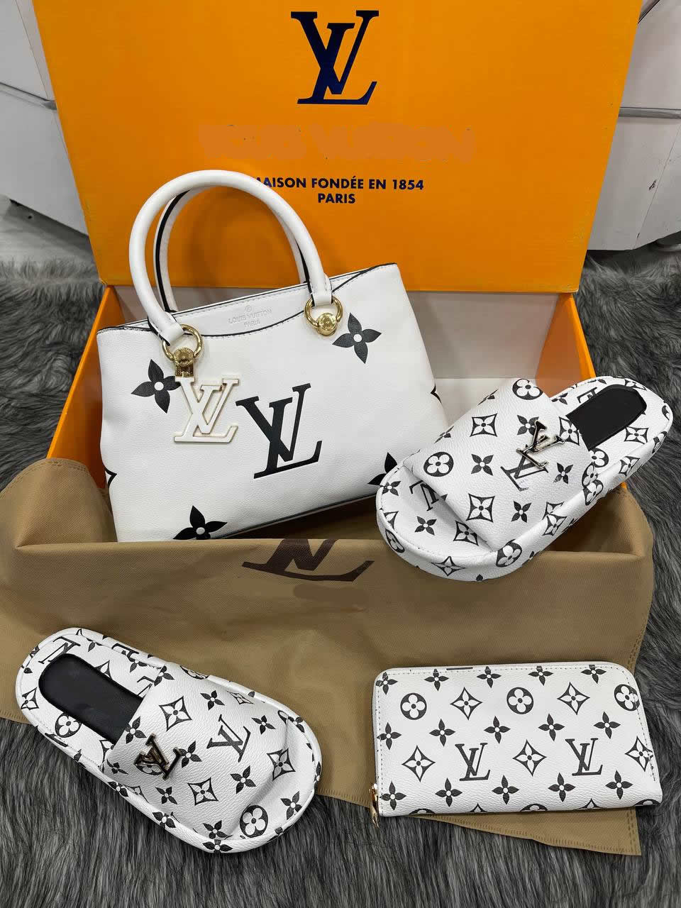 LV white slipper combination set