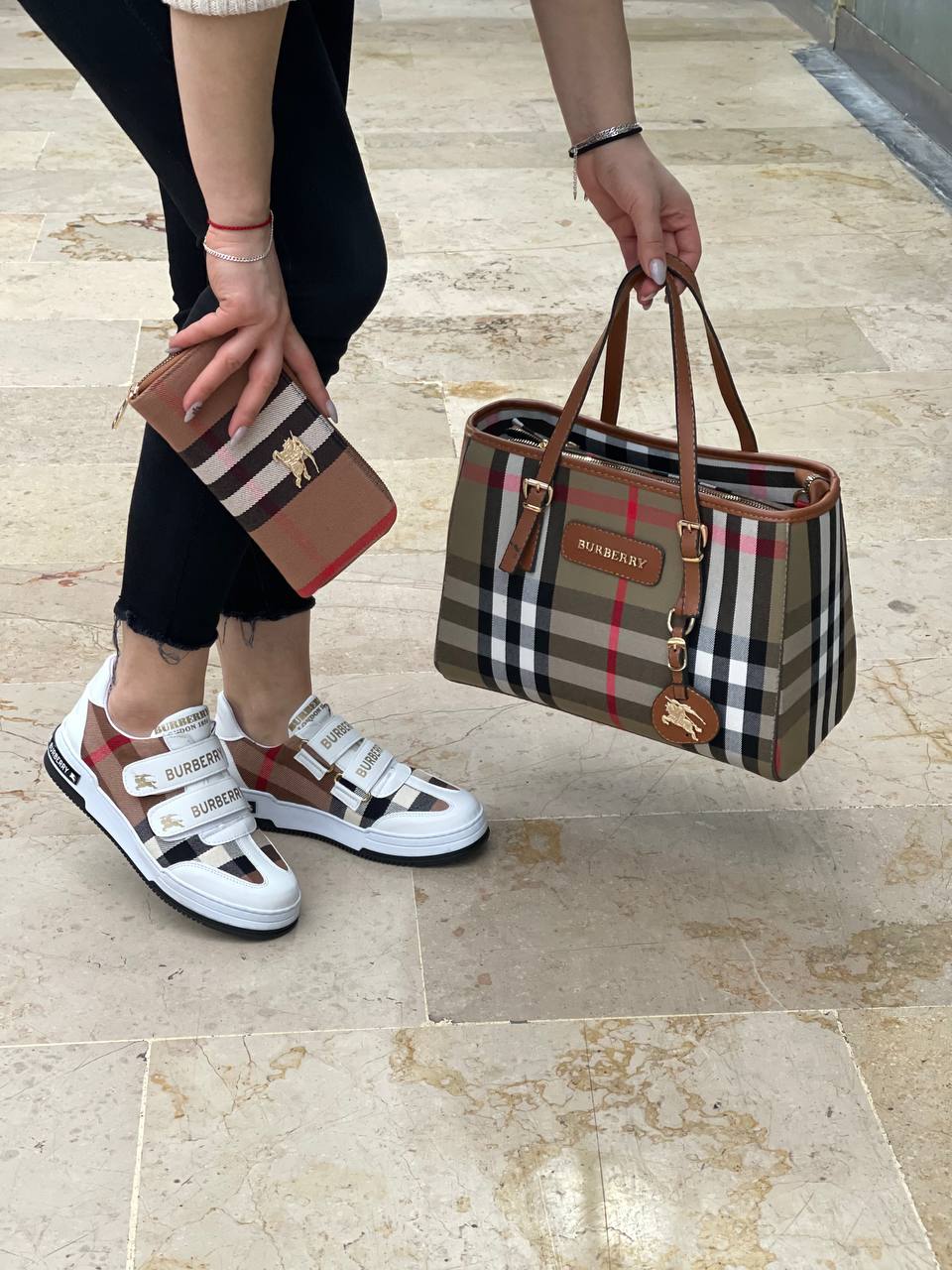 Burbary top slit sneaker bag set